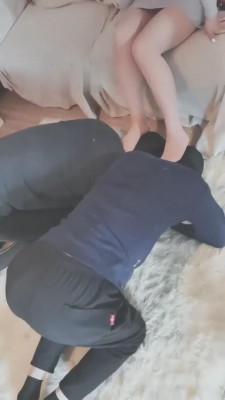 【巴莉女王】闻丝袜脚踩狗脖子 bf8030