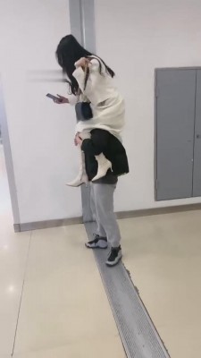 【时安S】商场公开骑脖子骑马母狗 bf8215