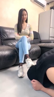 【艾莉】运动鞋踩踏喂食/酸奶裸足舔/骑马强制吃口水 bf28161