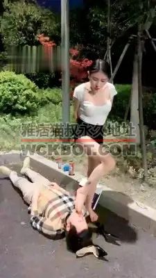 诺曦S醉酒户外遛狗呕吐食