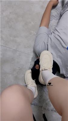 【琼菲】小白鞋白棉袜踩狗 JS240802-14